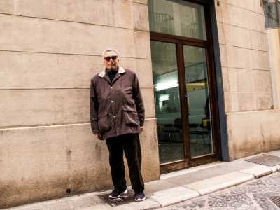 L�unico cliente che ha voglia di sbottonarsi un po�, il 50enne Giuseppe Di Cosmo, che si lascia fotografare all�esterno del salone in strada Intendenza